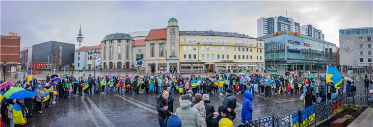 Bremerhavener Solidarität mit den ukrainischen Opfern Ukrainische Geflüchtete und Angehörige erinnern während einer Kundgebung auf dem Theodor-Heuss-Platz in Bremerhaven an den seit einem Jahr stattfindenden Krieg in ihrer Heimat.