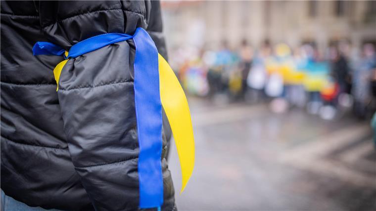 Bremerhavener Solidarität mit den ukrainischen Opfern Ukrainische Geflüchtete und Angehörige erinnern während einer Kundgebung auf dem Theodor-Heuss-Platz in Bremerhaven an den seit einem Jahr stattfindenden Krieg in ihrer Heimat. Foto: Hartmann