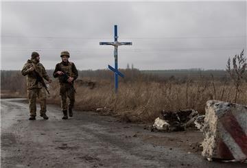 Ukrainische Soldaten gehen an der Trennlinie zu den von Russland unterstützten Rebellen in der Nähe des Dorfes Nevelske in der Ostukraine entlang. 