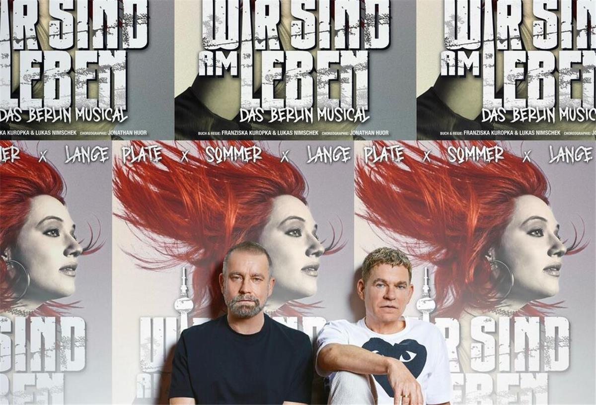 Ulf Leo Sommer und Peter Plate sitzen vor Plakaten ihres neuen Musical-Projekts.