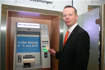 Ulf Markowski demonstriert, was nächstes Wochenende passieren könnte, wenn Kunden sich Geld ziehen möchten.