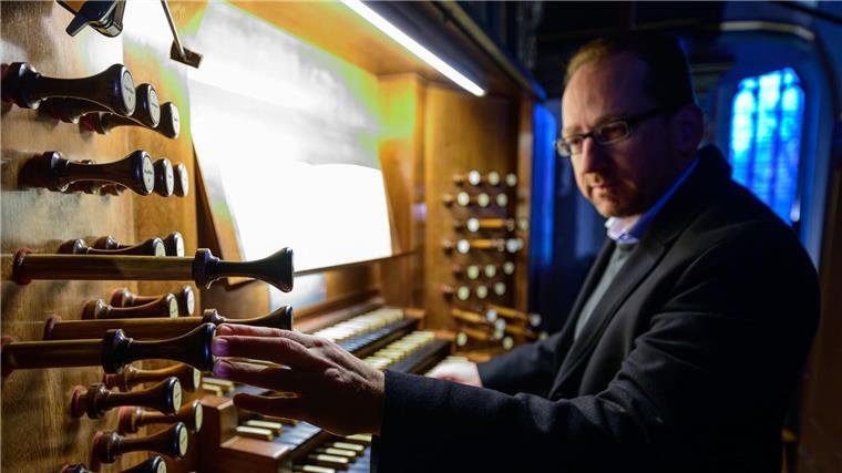 Lüneburger Millionenprojekt Barockorgel Ulf Wellner, Kirchenmusikdirektor, spielt in der St. Johannis Kirche an einer Orgel von 1553.