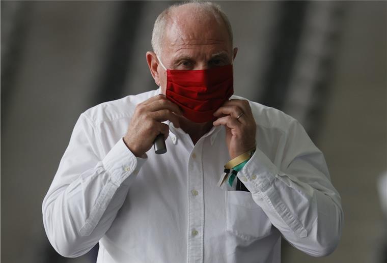 Uli Hoeneß wird bei RTL Länderspiele analysieren Uli Hoeneß, ehemaliger Präsident von Bayern München, zieht den Mundschutz zurecht.