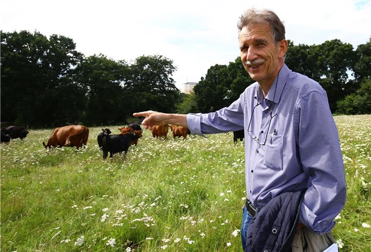 Bundesweites Netzwerk hilft beim Einstieg in ökologische Landwirtschaft Ullrich Vey ist Bioland-Bauer aus Blumenthal. Er hält Angus-Rinder. Seine Weiden sind in Bremen und im Cuxland verteilt.