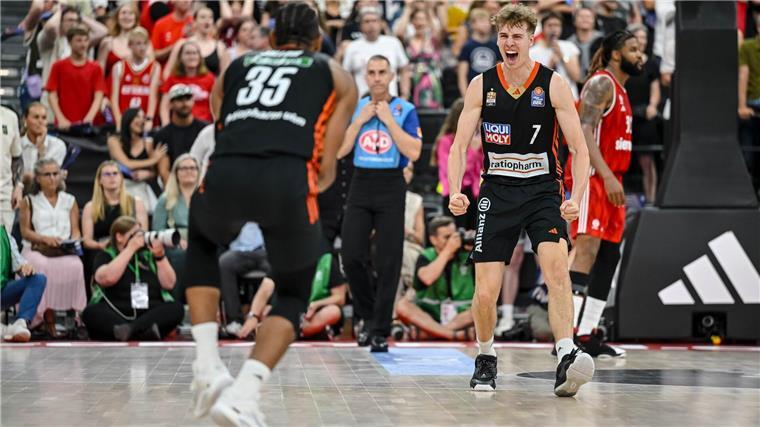 Mega-Druck auf Bayern-Basketballer: Ulm vor Titelgewinn Ulmer Jubel: Dem Meister von 2023 fehlt nur noch ein Sieg zum erneuten Titel.