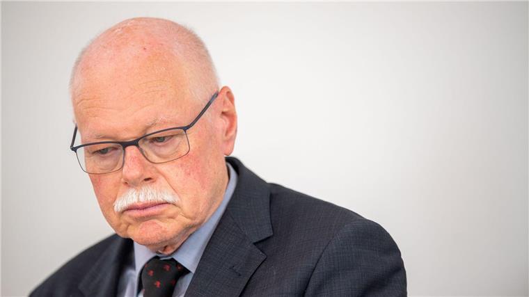 Bremens Innensenator Ulrich Mäurer hört Ende des Jahres auf Ulrich Mäurer kündigte seinen vorzeitigen Rücktritt als Innensenator an. (Archivfoto)