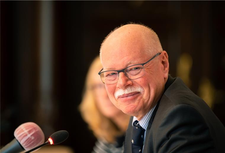 Ulrich Mäurer (SPD), Innensenator von Bremen, fordert, dass wegen Corona keine Fußballspiele mehr stattfinden.