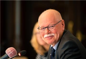 Ulrich Mäurer (SPD), Innensenator von Bremen, fordert, dass wegen Corona keine Fußballspiele mehr stattfinden.