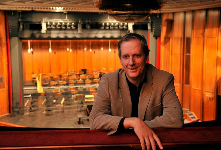 Bremerhavens Intendant: Theater probt weiter Ulrich Mokrusch, Intendant des Stadttheaters Bremerhaven, blickt auf ein Jahr im permanenten Ausnahme-Zustand zurück.