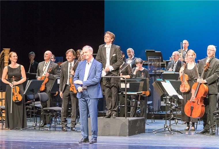 Mit Schwung in die neue Spielzeit Ulrich Mokrusch (vorn) führte als Moderator durch die Eröffnungsgala, an der auch das Philharmonische Orchester und Marc Niemann mitwirkte.