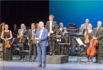 Ulrich Mokrusch (vorn) führte als Moderator durch die Eröffnungsgala, an der auch das Philharmonische Orchester und Marc Niemann mitwirkte.