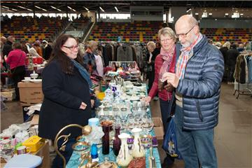 Ulrich und Ilsabe Böhme interessieren sich am Stand von Susanne Tepe für antikes...