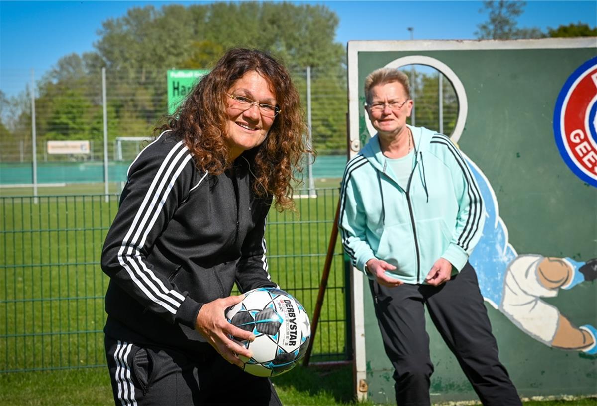Frauenfußball: Vor 50 Jahren machte sich der DFB endlich locker Ulrike Geithe (links) und Ursula Weckmann sind Pionierinnen des Frauenfußballs in Bremerhaven.