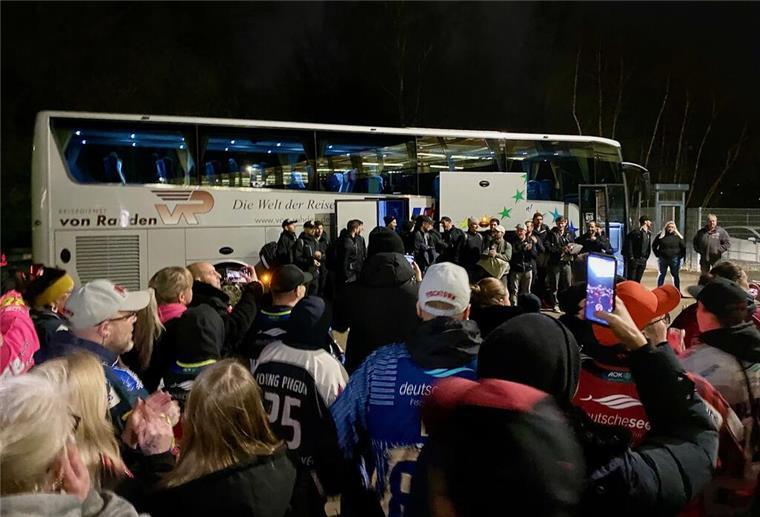 Um 21.55 kam die Mannschaft am Sonntagabend nach ihrem Halbfinaleinzug wieder an der heimischen Eisarena an. Rund 200 Fans waren gekommen, um die Mannschaft gebührend zu empfangen. Hunderte Anhänger waren da noch in Bussen und Autos auf dem Heimweg.