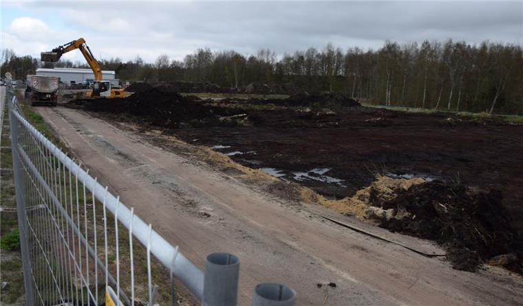 Um 2,5 Hektar Fläche wächst das Gewerbegebiet Grollhamm. Um auf tragfähigen Boden zu stoßen, müssen insgesamt rund 50 000 Kubikmeter Torf ausgebaggert und abgefahren werden.