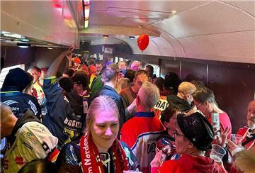 Pinguins-Fans auf großer Fahrt nach Mannheim: Die Sonderzug-Party im Liveticker