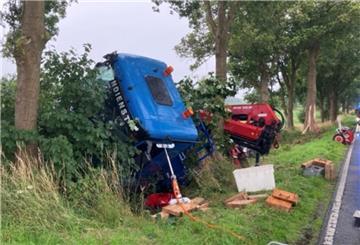 Ein verunglückter Lastwagen am Straßenrand