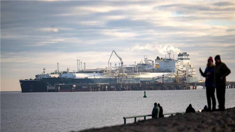 Chlor-Einsatz am LNG-Terminal in Wilhelmshaven rechtmäßig Um den Einsatz von Chlor bei der Reinigung des schwimmenden LNG-Terminals in Wilhelmshaven gibt es seit Jahren Streit. Nun hat das Bundesverwaltungsgericht entschieden, dass der Einsatz rechtmäßig ist. (Archivbild)