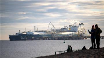 Um den Einsatz von Chlor bei der Reinigung des schwimmenden LNG-Terminals in Wilhelmshaven gibt es seit Jahren Streit. Nun hat das Bundesverwaltungsgericht entschieden, dass der Einsatz rechtmäßig ist. (Archivbild) 