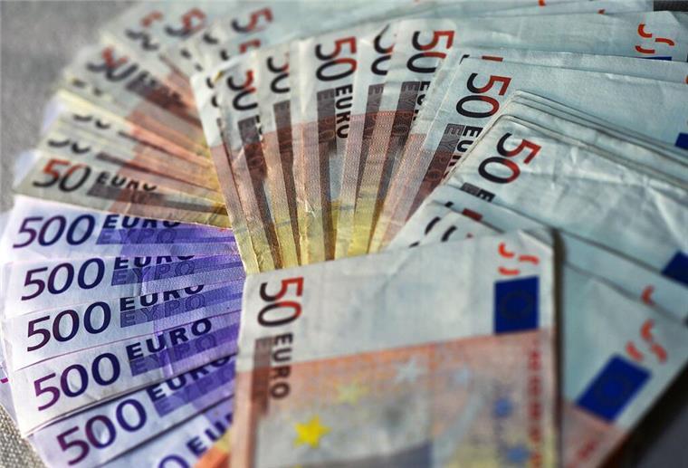 150.000 Euro für die Ansiedlung neuer Ärzte in Zeven Geldscheine liegen aufgefächert auf einer Fläche.