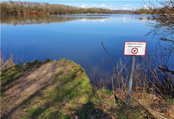 Um die Badesicherheit für Gäste am Stoteler See zu erhöhen, weisen neue Schilder auf gefährliche Badestellen hin. Auch die Badeinsel musste weichen.