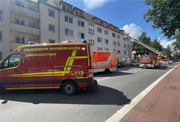 Straßensperrung war nötig: Aufwendige Rettung über die Drehleiter Um die Drehleiter in Stellung bringen zu können, musste die Straße vorübergehend voll gesperrt werden.