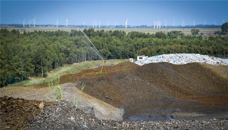 Bremerhavener Bürgerintiative stellt Strafantrag gegen Deponiebetreiber Um die Erweiterung und den Betrieb der Deponie Grauer Wall gibt es Streit. Die BIKEG stellte Strafantrag,
