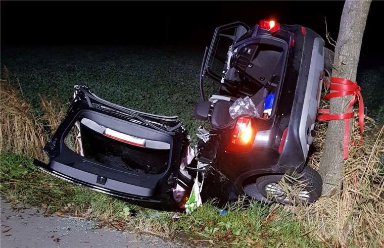 Schwerer Unfall im Cuxland: Auto überschlägt sich auf B73 Um die Fahrerin zu befreien, musste die Feuerwehr Cuxhaven das Dach des Autos abtrennen.