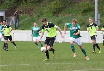 Jugendliche spielen Fußball