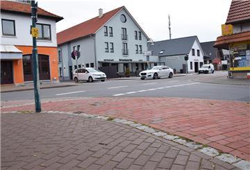 Um diese Kreuzung in Burhave geht es. Während der Hauptsaison wird es hier schnell mal unübersichtlich. Zudem bilden sich schnell Rückstaus.