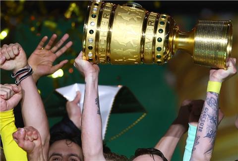 Um diesen Pokal, den vergangene Saison Borussia Dortmund gewann, geht es.