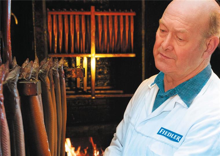 Frische Räucherfisch-Spezialitäten zum Weihnachtspreis Räucherfisch wird kontrolliert Räucheraal