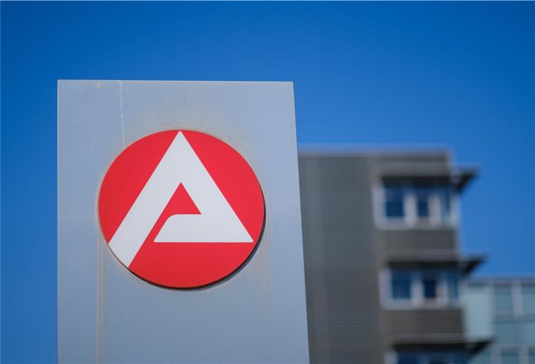 Um einen starken Anstieg bei der Arbeitslosigkeit zu verhindern, denkt die Politik derzeit über eine Verlängerung der Kurzarbeit nach. 