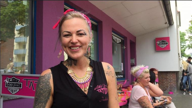Lange Schlangen vor Lady Junes Tattoo-Studio Um einen Termin bei "Lady June" zu bekommen, stehen ihre Kunden Schlange.