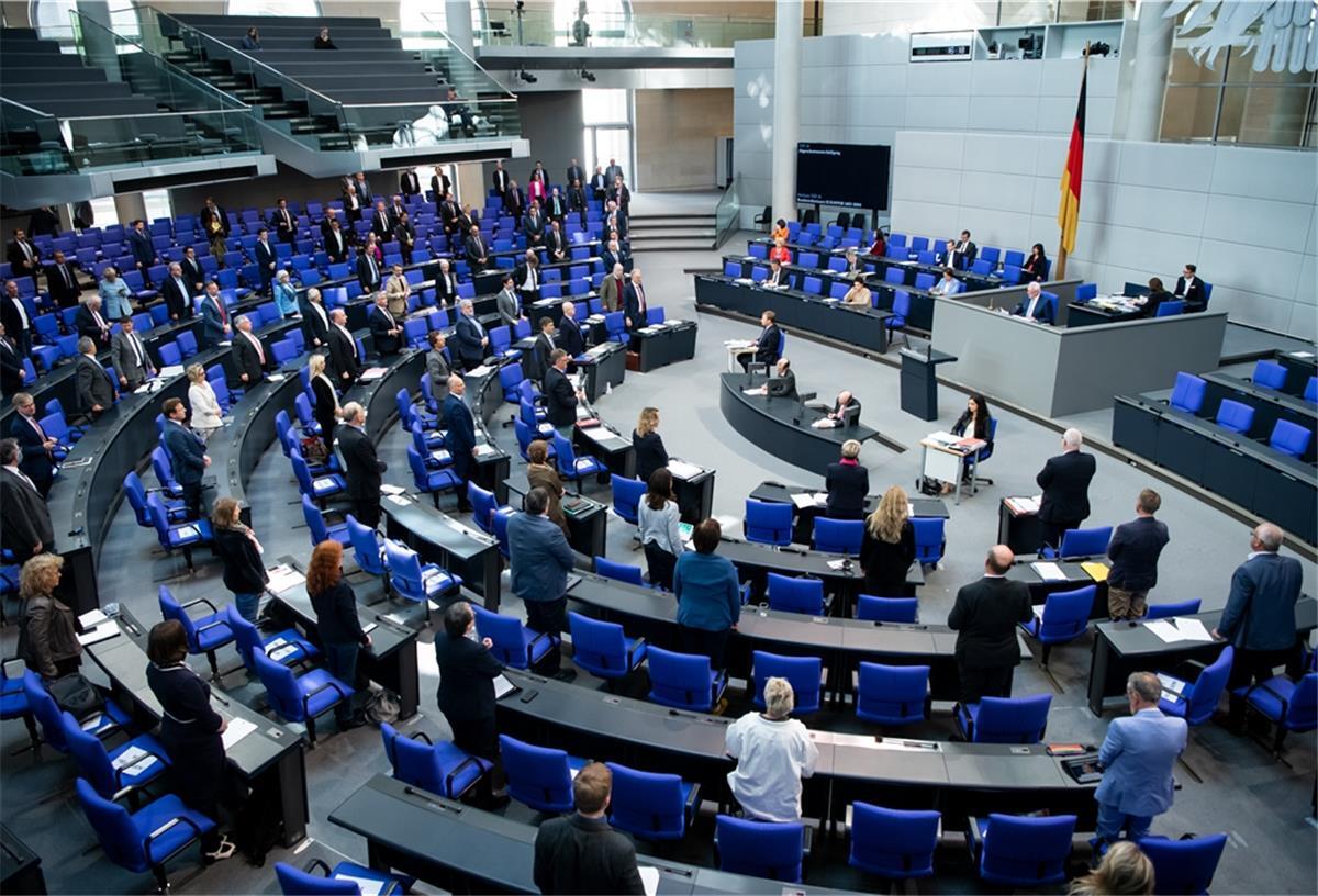 Bundestag will erstmals wieder drei Tage lang beraten Um einen zu engen Kontakt im Plenarsaal zu vermeiden, bleiben dort seit Beginn der Corona-Krise zwischen zwei Abgeordneten immer zwei Plätze frei.
