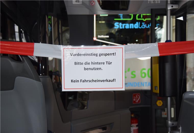 Verkehrsbetriebe: Fahrgäste und Einnahmen fehlen Um Fahrer und Fahrgäste zu schützen, wurde der vordere Bereich in den Bussen gesperrt.