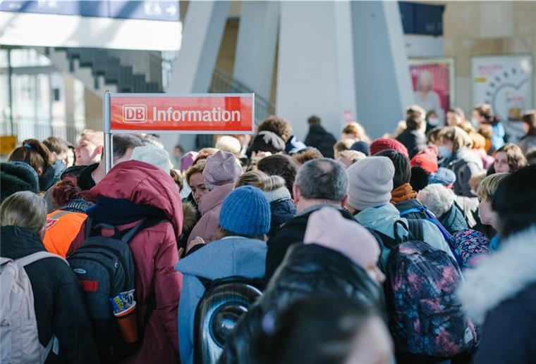 Flüchtlinge aus der Ukraine kommen mit einem Sonderzug an der Hannover Messe an.
