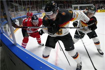 Um jeden Zentimeter Eis wurde gekämpft: Corey Perry (links) versucht hier an der Bande Korbinian Holzer den Puck abzuluchsen. 