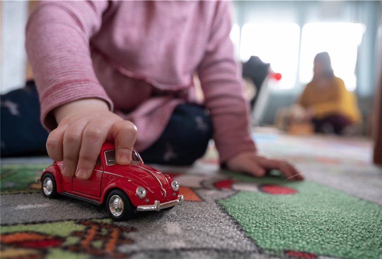 Eine Gemeinde – drei Krippen Ein Kind spielt mit einem Auto.