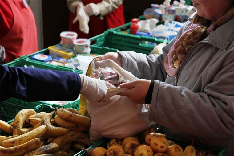 Hilfe für Menschen in Not Um Lebensmittelspenden bei einer Tafel erhalten zu können, benötigt man einen Nachweis der Bedürftigkeit durch das Jobcenter. Liegt der noch nicht vor, hilft die Solidarische Hilfe Menschen in Not, dennoch Lebensmittel zu bekommen.