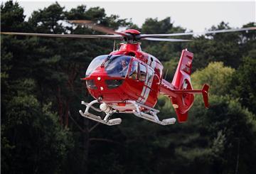 Um Nachwuchs-Piloten genügend Flugstunden zu ermöglichen, wurde ein ziviler Hubschrauber vom Typ EC 135 angemietet.