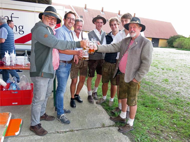 Oktoberfest steigt am Wochenende in Abbehausen Um seinen Maibaum zurückzubekommen, organisierte Udo Venema (rechts) eine Feier in Bayern. Das Fest lief nicht wie geplant.