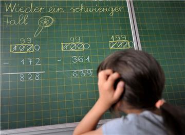 Um talentierten Viertklässlern einen Eindruck von den Anforderungen zu vermitteln, die der Matheunterricht am Gymnasium stellt, erteilen Lehrkräfte des St.-Viti-Gymnasiums an der Grundschule Klostergang ausgewählten Schülern Forderunterricht.