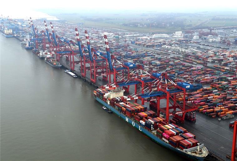 Streit um Hafen-Investitionen in Bremerhaven Um überall die größten Containerbrücken aufstellen zu können, will die Hafensenatorin die Stromkaje ertüchtigen. Aber die Grünen im Senat haben Bedenken gegen die millionenschwere Investition. Foto: Scheer