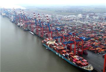 Um überall die größten Containerbrücken aufstellen zu können, will die Hafensenatorin die Stromkaje ertüchtigen. Aber die Grünen im Senat haben Bedenken gegen die millionenschwere Investition. Foto: Scheer