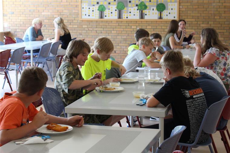 Drei Sterne für Mensa der Oberschule Dorum Um Viertel vor eins beginnt die Mittagspause: Warmes Essen wird drei Mal die Woche angeboten. So werden die Schüler verpflegt, wenn sie Nachmittagsunterricht oder Arbeitsgemeinschaften haben.