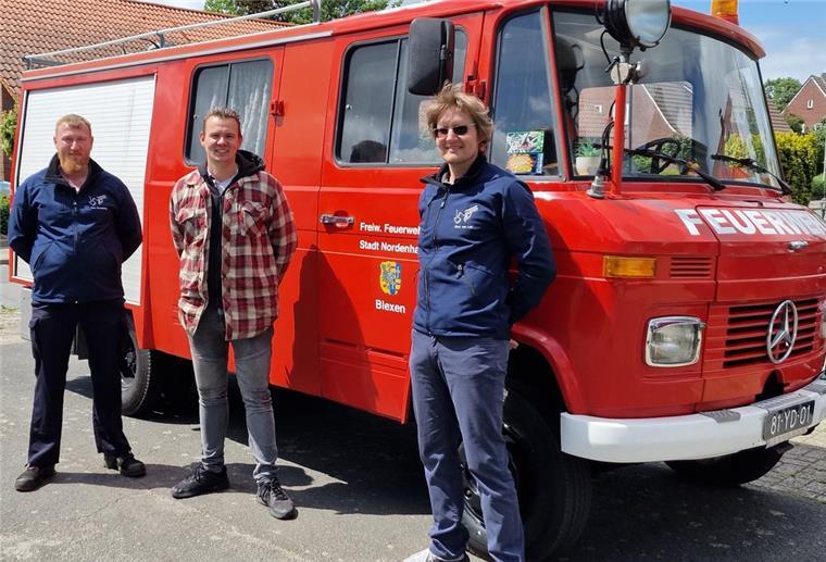 Im Blexer Feuerwehrauto in den Urlaub Um zu sehen, wo sein Wohnmobil einst als Feuerwehrfahrzeug im Einsatz war, reiste Falco Verkleij (Mitte) aus Boskoop in Südholland an. Es empfingen ihn Ortsbrandmeister Knut van Loh (rechts) und sein Stellvertreter Timo Renneberg sowie weitere Mitglieder der Blexer Feuerwehr.