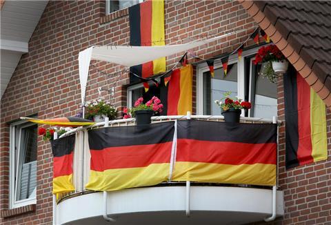 Um zu zeigen, dass sie zur Fußball-EM hinter ihrer Mannschaft stehen, hängen viele Fans Fahnen und Co. auf.