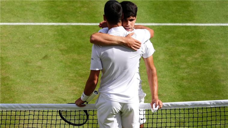 Alcaraz als „Genie“ - Endgültig Wachablösung im Tennis? Umarmung der beiden Gegner am Netz.