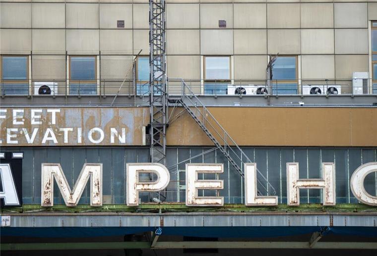 Berliner Band Die Ärzte macht alten Flughafen zu DÄmpelhof Umbenannter Flughafen